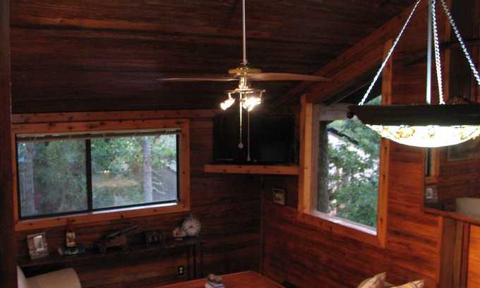 Canyon Creek Cabina | Cabina de nido de cuervo en Piper Lane