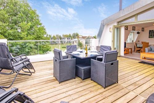 Malmesbury Apartamento | Crow's Nest Penthouse Apartment with Free Spa Access