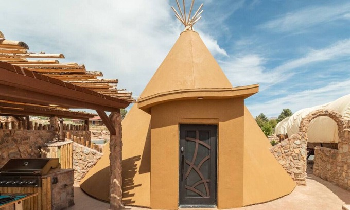 Virgin Alquiler De RV | Crow Tipi by the Pond with 1 King Bed, Hot Tub and Outdoor Kitchen Unit #36