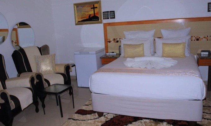Francistown Casa | Crown Bed & Breakfast