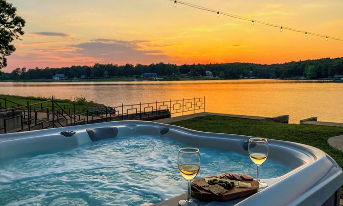 Horseshoe Bend Casa | Crown Lake Moat House - 3 Ensuite Bedrooms, Lakefront w hot tub and much more!