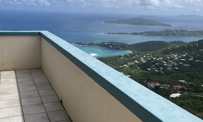 Estate Caret Bay Apartamento | Crown Mountain Place in The Sun