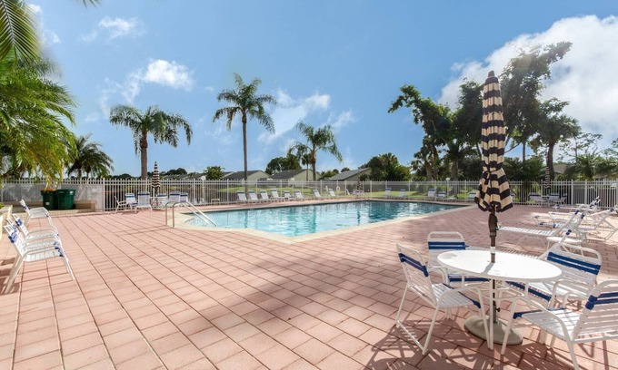 Crown Pointe Casa | Crown Pointe- Home w/ 3BR,3BA-2 master suites w/direct pool access & w/private garden views