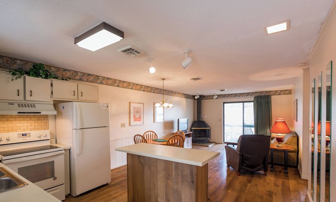 Lake Tansi Condominio | Crown Resorts Lake Tansi East 3 Bed, 2 Bath Condo w/ 1 King, 2 Queen Beds
