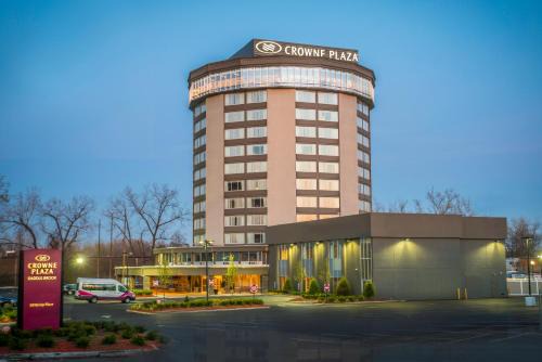 Saddle Brook Hotel | Crowne Plaza Saddle Brook by IHG