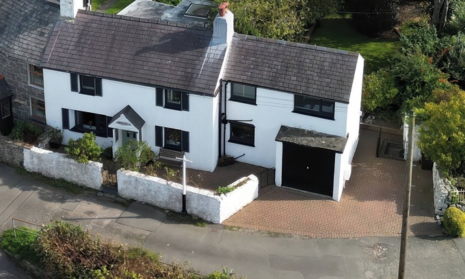 Llanfairfechan Cabaña | CRUD Y MOR, pet friendly, country holiday cottage in Llanfairfechan