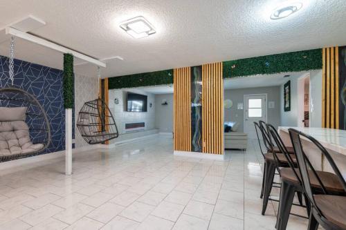 College Manor Casa | Cruise Haven with Pool, 15 Min to Port Canav & Beach