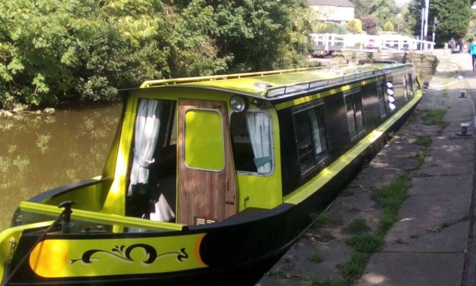 Barnoldswick Alquiler De Eote | Hermoso canal Narrowboat 'Ellis Belle' para alquilar de Tranquil Greenberfield