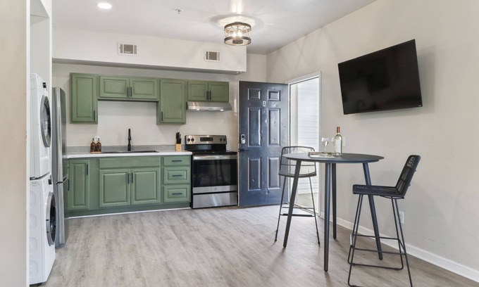 Midtown Casa | Crystal Clear Comfort Studio ~D