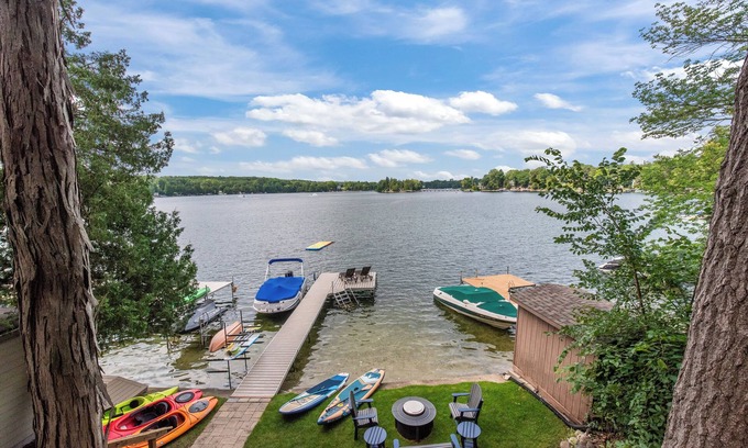 Plymouth Casa | Crystal Clear Lake, Hot Tub, Kayaks, SUP & Firepit
