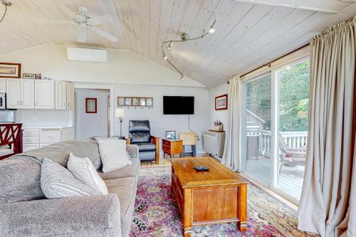 Gilmanton IW Casa | Crystal Lake Cottage