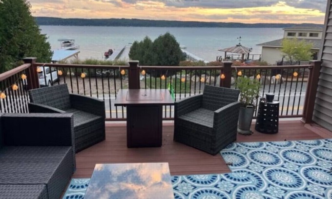 Lake Township Casa | Crystal Lake frontage, fire pit, kayaks, paddle boards, beach hut, AC, Dog ok