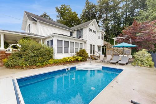 Beulah Casa | Crystal Lake Getaway