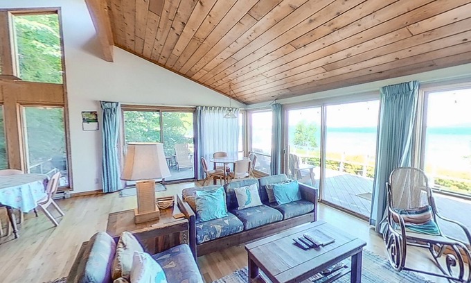Frankfort Cabina | Crystal Lake retreat w/terrific lake views, private waterfront, firepit, 2 bikes
