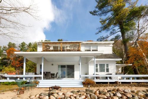 Lake Township Casa | Crystal Lake Serenity