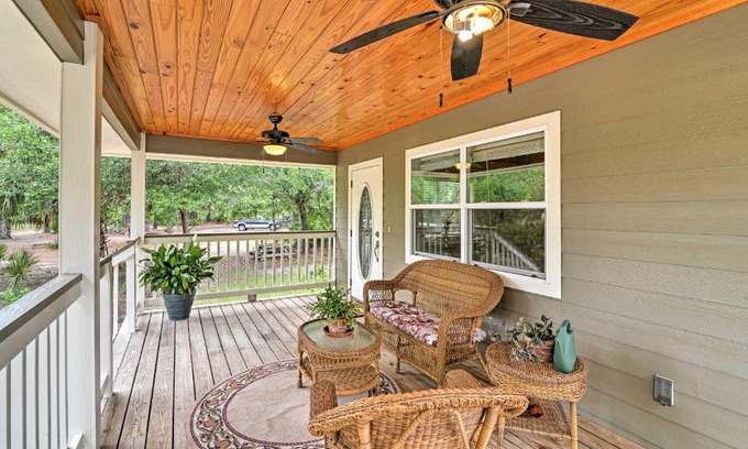 Crystal River Casa | Crystal River Cottage on 1 Acre with Deck and Porch!