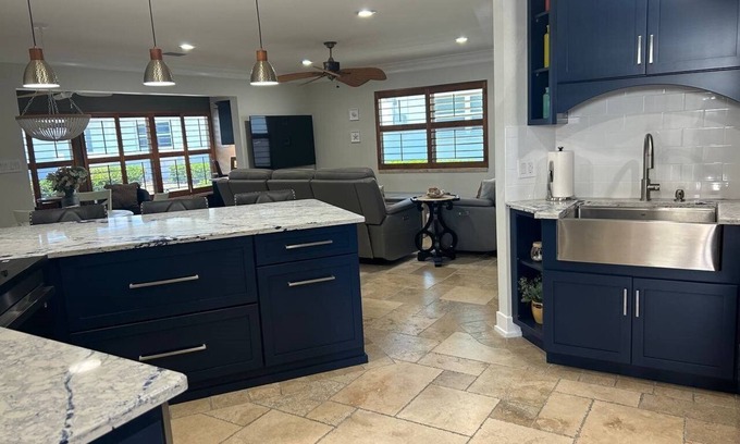 Siesta Key Villa | Para mayor privacidad, le ofrecemos esta villa que flanquea nuestro atractivo bulevar con palmeras.