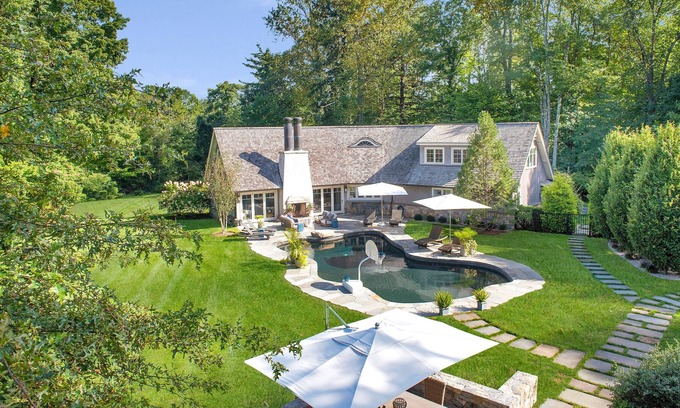 Norwalk Casa | Impresionante y expansivo compuesto CT que incluye un magnífico granero y una piscina al aire libre