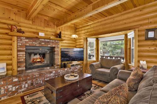 Eagle Mountain Estates Casa | Cub's Cabin/Charming 3-Bedroom Log Cabin Near Big Bear Lake