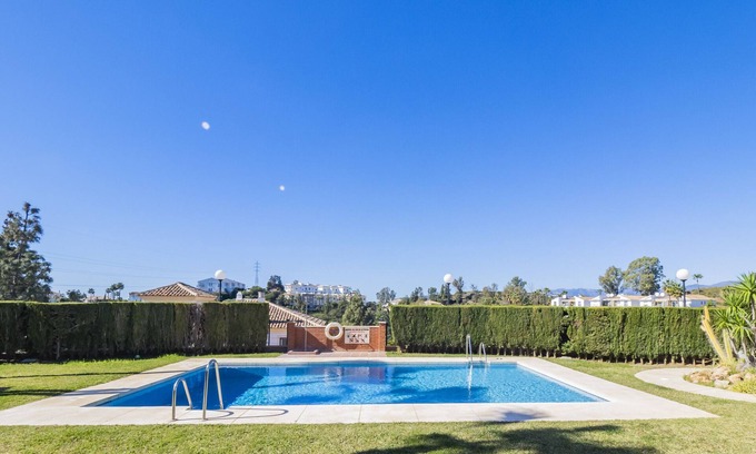 Mijas Chalet De Esquí | Cubo's Chaparral Townhouse & Community Pool / vistas al mar / wifi gratis / aire acondicionado