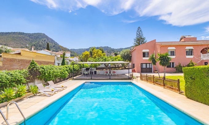 Alhaurín de la Torre Cabaña | Cubo's Pink Townhouse Los Manantiales