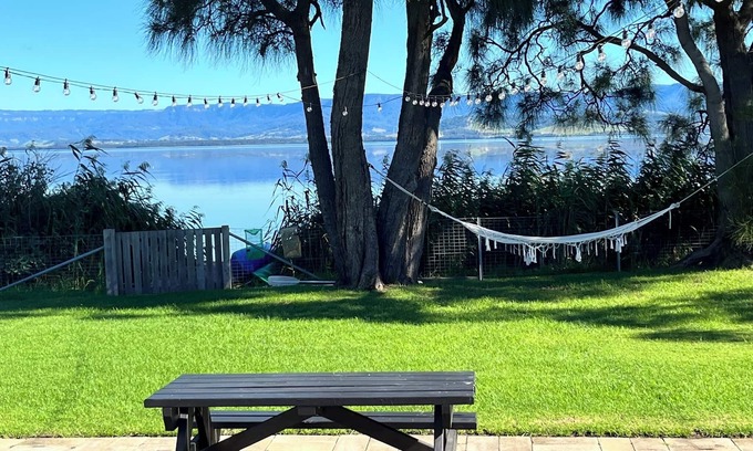 Windang Casa | Cudgeree Bay Lake House - Right on Lake Illawarra's edge