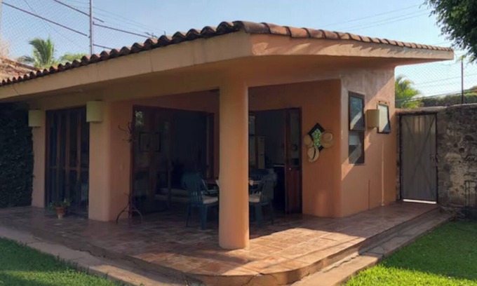 Tres de Mayo Casa | Cuernavaca's Hidden Gem: Adorable Bungalow with WiFi & Serene Garden Escape.