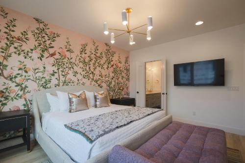 Katie Hill Neighborhood Casa | Cumberland Social I Rooftop Hot Tub!