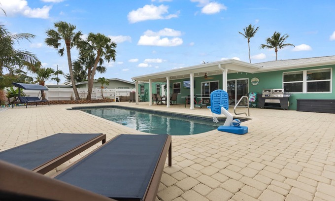 Fort Pierce Casa | 'Cup of Sea' Heated pool house! 5 min walk to the Beach.