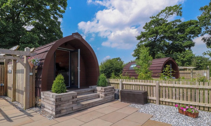 Knott End-on-Sea Cabaña | CURLEW CORNER, romantic, with hot tub in Lancaster