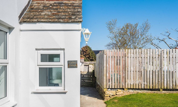 Newquay Cabaña | Curlew Cottage, Cubert, with glimpses of the sea