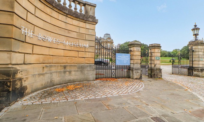 Bowes Cabaña | CURLEW, pet friendly, with hot tub in Bowes