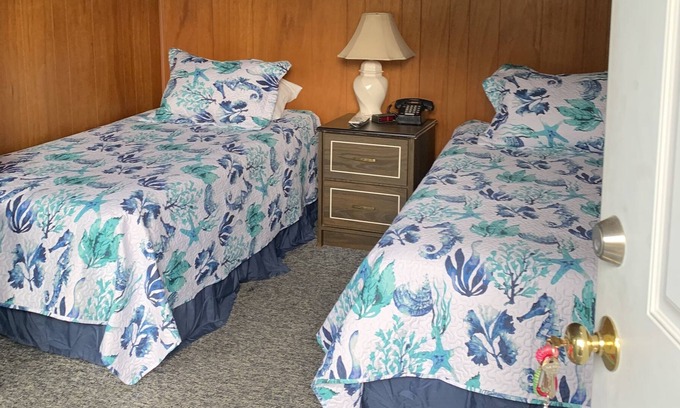 Sekiu Casa | Curley's, H - Motel - 2 Single Beds / Sm. Fridge