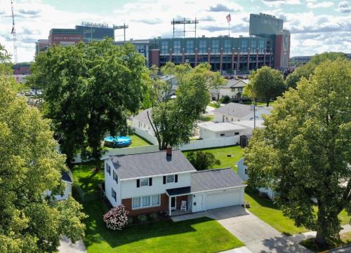 Green Bay Casa | Curly's Quarters (4 Bedroom Home) w/Lambeau view