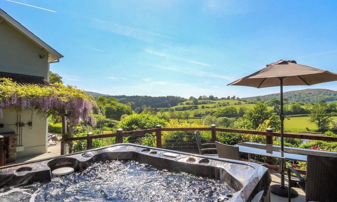 Builth Wells Cabaña | CURTAU, pet friendly, luxury holiday cottage in Builth Wells