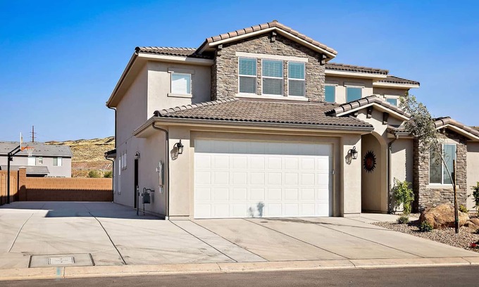Sienna Hills Casa | Nueva lista de alquiler de vacaciones en St George. Hermosos 4 hab y 2 espacios de vida.