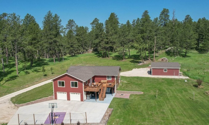 Custer Casa | Custer Connection | 5 Bed, 3 Bath