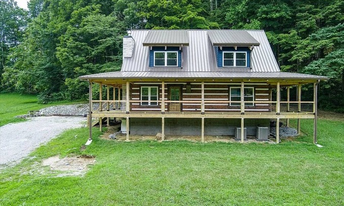 Byrdstown Cabina | Custom 3-bedroom log cabin near 2 marinas on Dale Hollow, Sunset & Star Point.