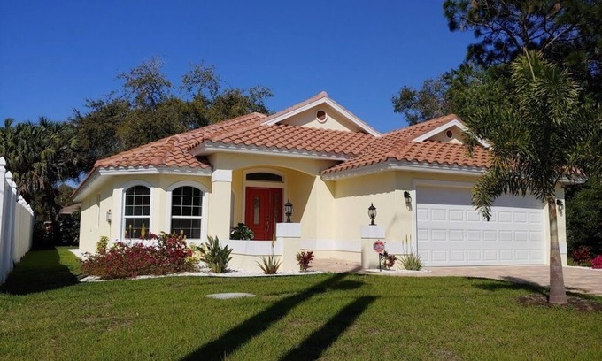 Rotonda Heights Casa | Custom Built 3 Bdr/2 Ba House Near Golf and Beaches in Rotonda West FL