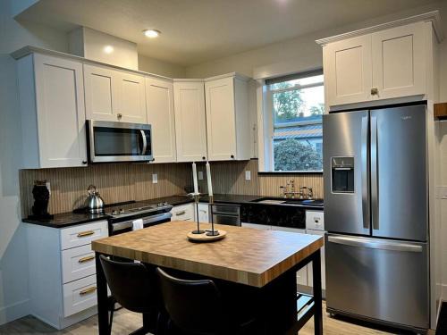 Grant Casa | Custom Built Cottage in Downtown with Pool