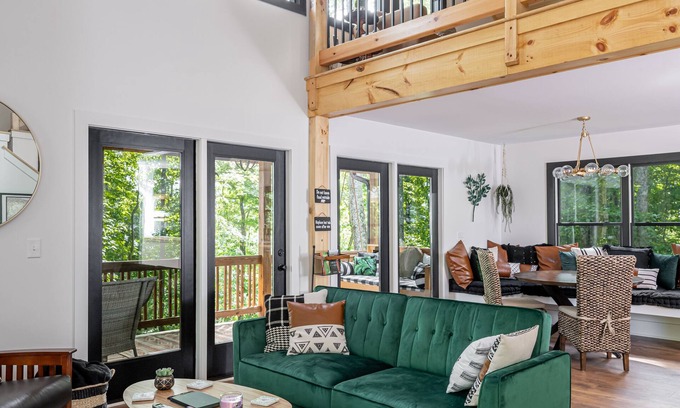 Hendersonville Cabina | NEW Custom-built Modern Cabin next to Winery, with views, pet friendly