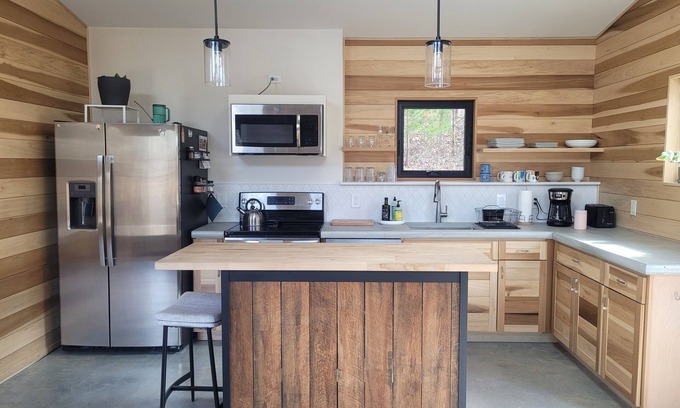 Alexander Cabaña | Custom-built mountain cottage w/ hot tub & heated floors