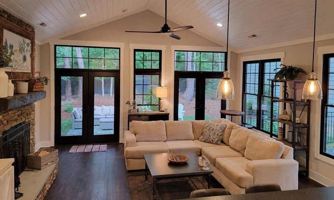 Durham Casa | Custom Built Oasis 5 minute to DT Durham! Hot tub! Hike to Eno River Trails!