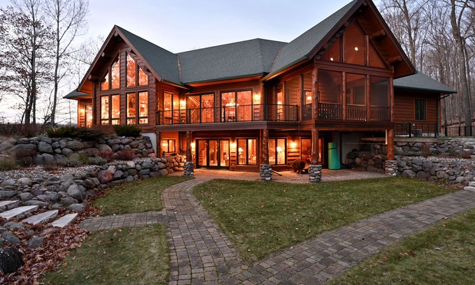 Hayward Casa | Custom-Bulit Log Cabin Family Friendly home on Round Lake, close to trails!