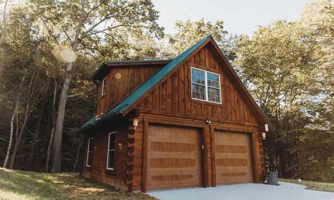 Mendota Apartamento | Custom Cabin Garage Studio in the Woods with WiFi