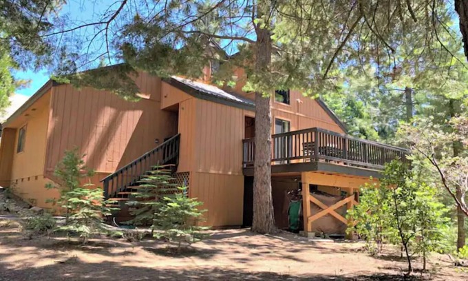 Shaver Lake Condominio | Custom Cabin near Shaver Lake with 2 Fireplaces, Deck, Pool, Sauna & Jacuzzi!
