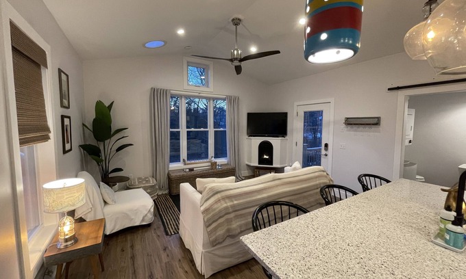 Westerly Casa | Custom cottage close to everything-Enjoy long walks on beach without the crowds!