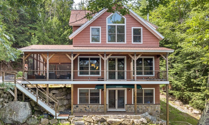 Meredith Casa | Custom Lake Winnisquam Home For 12