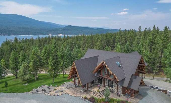 Rexford Cabina | Custom Log Home at Lake Koocanusa
