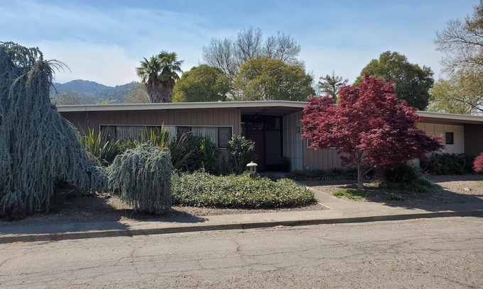 Ukiah Casa | Custom Redwood Mid-Century Modern home on quiet street near downtown